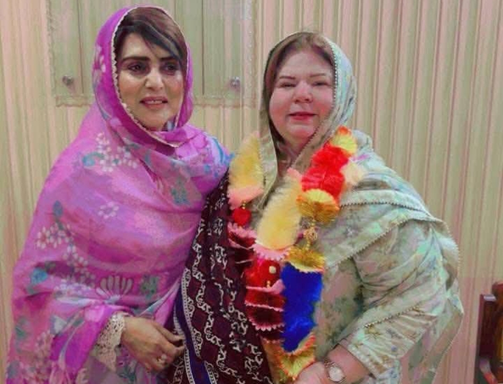 Ms. Hameeda Jatoi, was warmly welcomed with flower