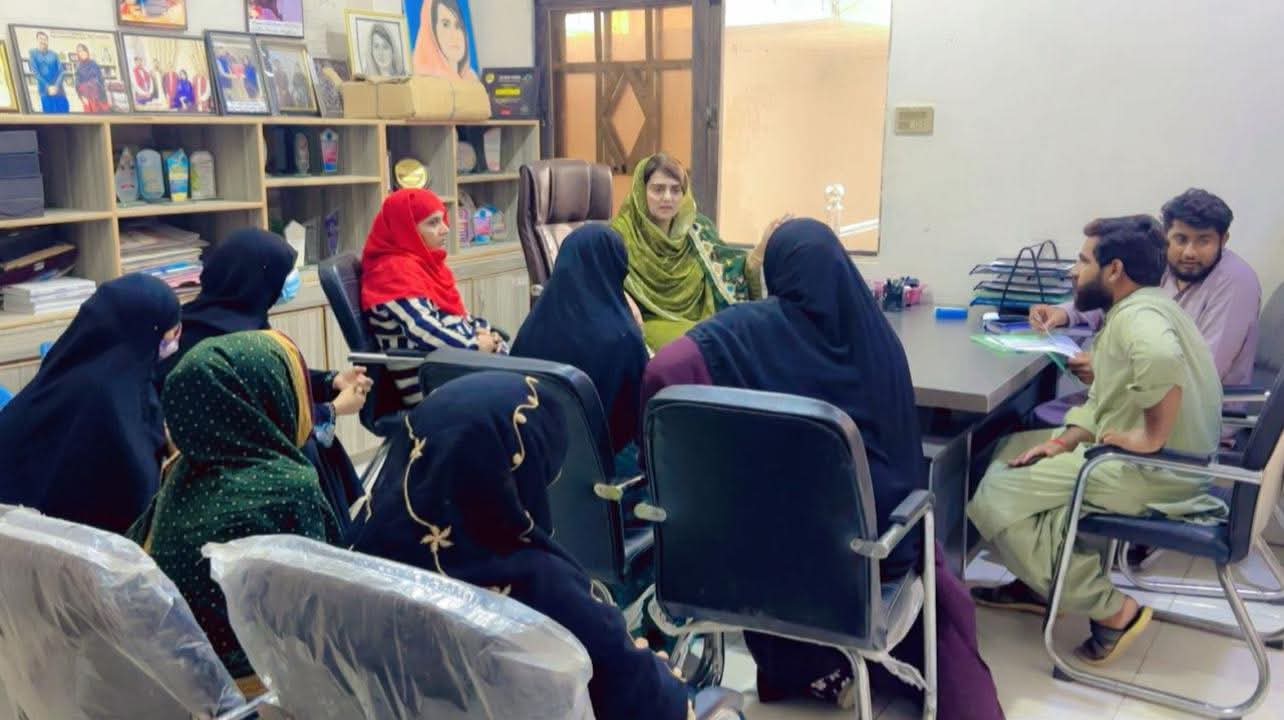 اسٹیپ فاؤنڈیشن کے دفتر میں عوامی مسائل سن کر ان کے حل کی کوشش
