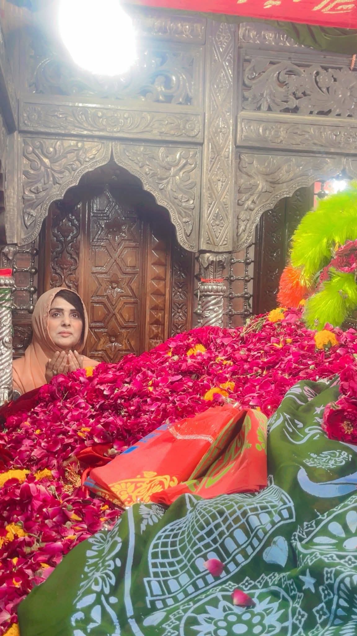 Shaista Baloch visited the shrine of Hazrat Lal Shahbaz Qalandar